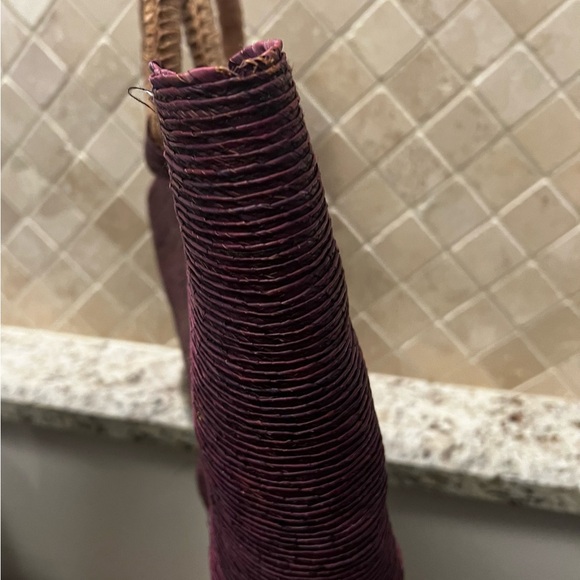 Elegant Burgundy Woven Straw Beach Handbag with Circular Handles - Picture 5 of 6